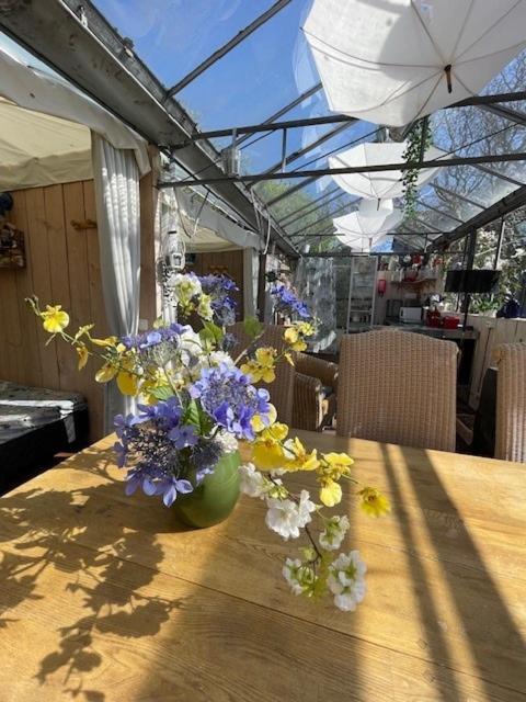 Vrijstaande Accommodatie Glamping De Kas Inn Hank Esterno foto
