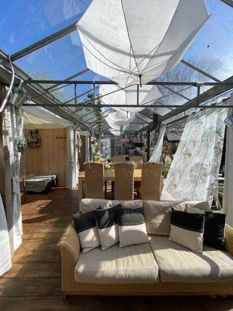 Vrijstaande Accommodatie Glamping De Kas Inn Hank Esterno foto
